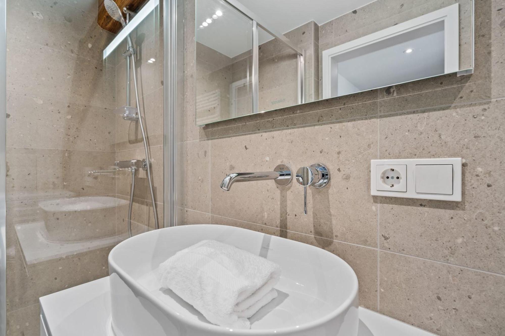 Elegant Clausen Apartment With King Bed & Wifi Luxembourg Extérieur photo